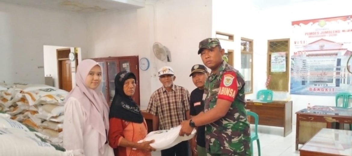 Anggota Koramil 1611 Losarang Indramayu Bantu Penyaluran Bantuan Pangan Bulog Indramayu Alokasi Juni-Juli Tahun 2025 di Desa Jumbleng 