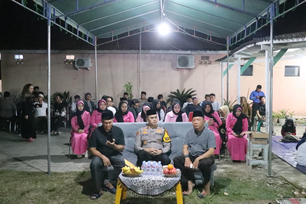 Kapolres Bersama Jajaran PJU Polres Indramayu Takziah ke Kediaman Duka Kasat Binmas Polres Indramayu