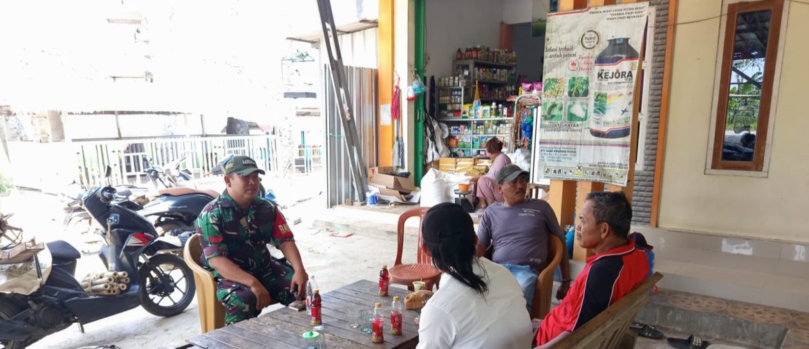 Anggota Koramil 1603 Lohbener Indramayu Lakukan Komsos bersama Lurah, Ketua RT dan Masyarakat Desa panyingkiran Lor 