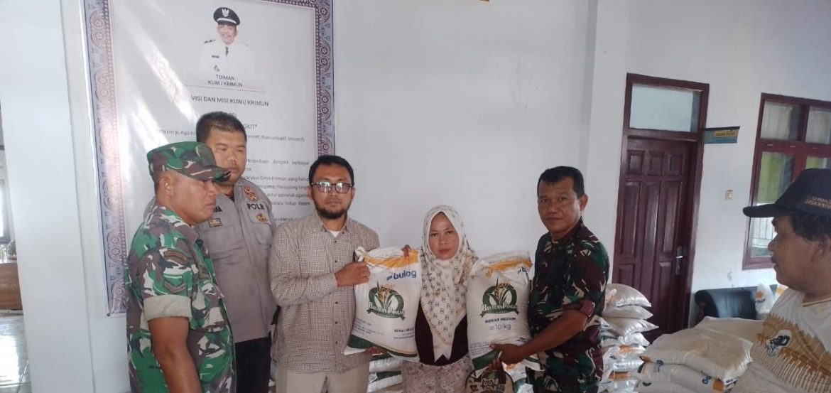 Anggota Koramil 1611 Losarang Indramayu Lakukan Pendampingan Pendistribusian Bantuan Pangan-Cadangan Beras Pemerintah (BP-CBP) Desa KrimunTahun 2025 