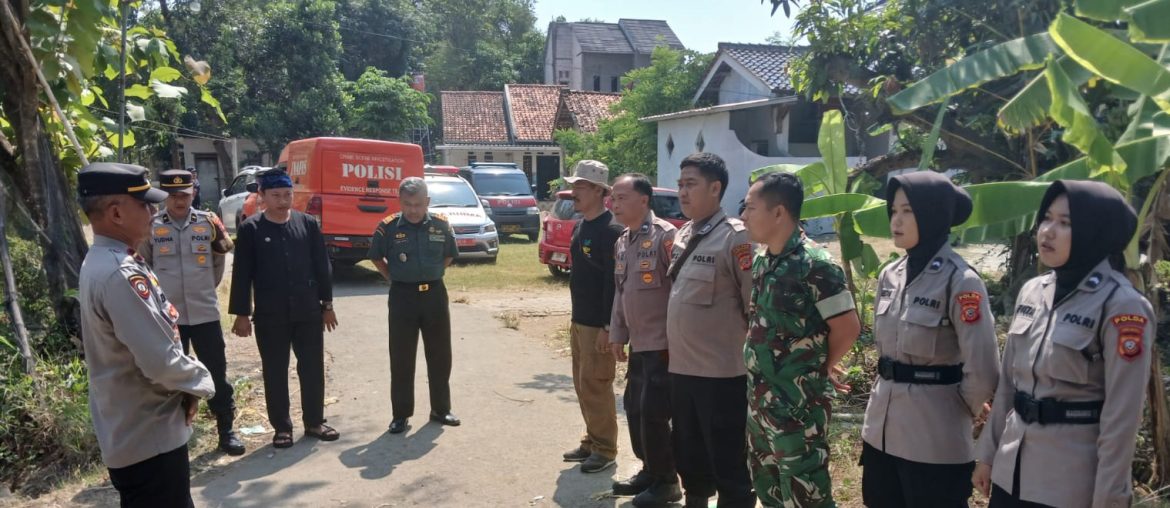 Babinsa Koramil 1608 Karangampel Indramayu Dampingi Pendistribusian Bantuan Pangan-Cadangan Beras Pemerintah (BP-CBP) Tahun 2025 di Desa Kedokanbunder