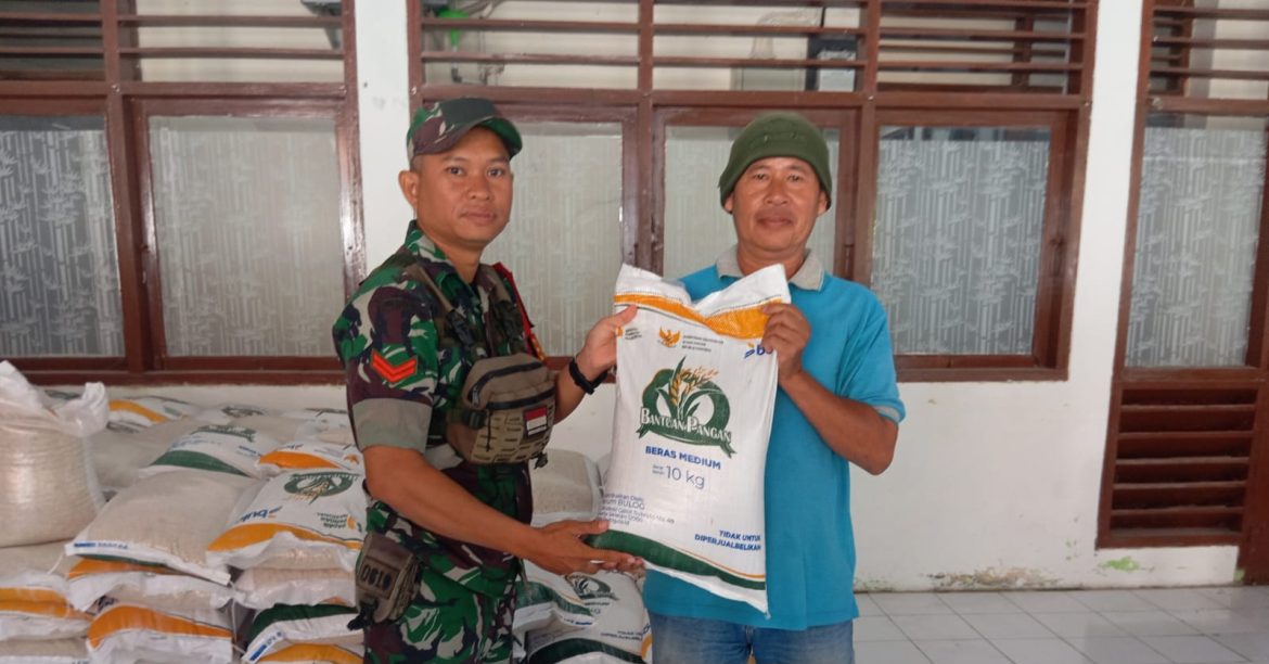 Babinsa Koramil 1601 Indramayu Lakukan Pendampingan Pendistribusian Penerima Bantuan Pangan Beras 20 kg Tahun 2025 di Kelurahan lemahmekar