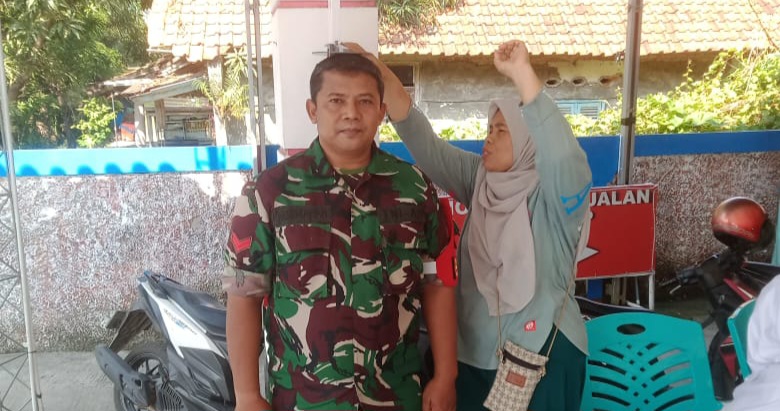 Anggota Koramil 1601 Indramayu Melakukan Cek Kesehatan Geratis oleh Puskesmas Plumbon bertempat di Desa Telukagung