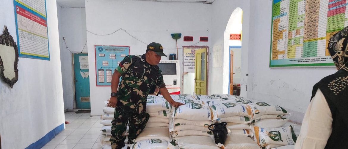 Babinsa Koramil 1608 Karangampel Indramayu Lakukan Pendampingan Pendistribusian Bantuan Pangan-Cadangan Beras Pemerintah (BP-CBP) Tahun 2025 di Desa Kedokanbunder