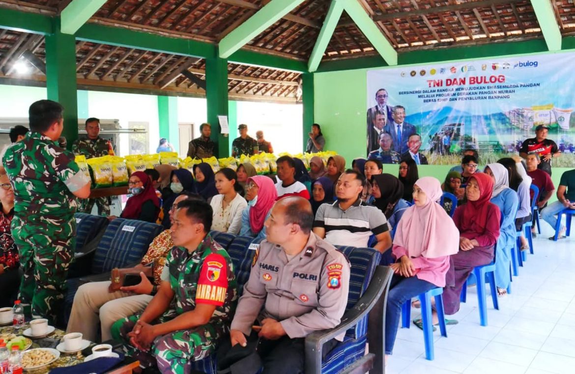 Sinergi TNI Dan Bulog, Kodim 0808 Bersama Warga Srengat ikuti Vidcon Dan Penjualan Beras SPHP