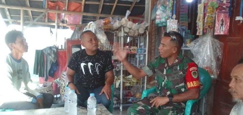 Babinsa Sertu Duloh Anggota Koramil 1605 Sukagumiwang Indramayu Melakukan Komsos Bersama Masyarakat 