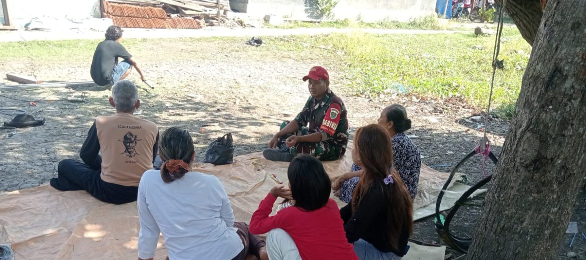 Tingkatkan Kondusifitas Lingkungan, Babinsa Koramil 1608 Karangampel Indramayu Lakukan Komsos Bersama Warga Desa Dukuh Jeruk