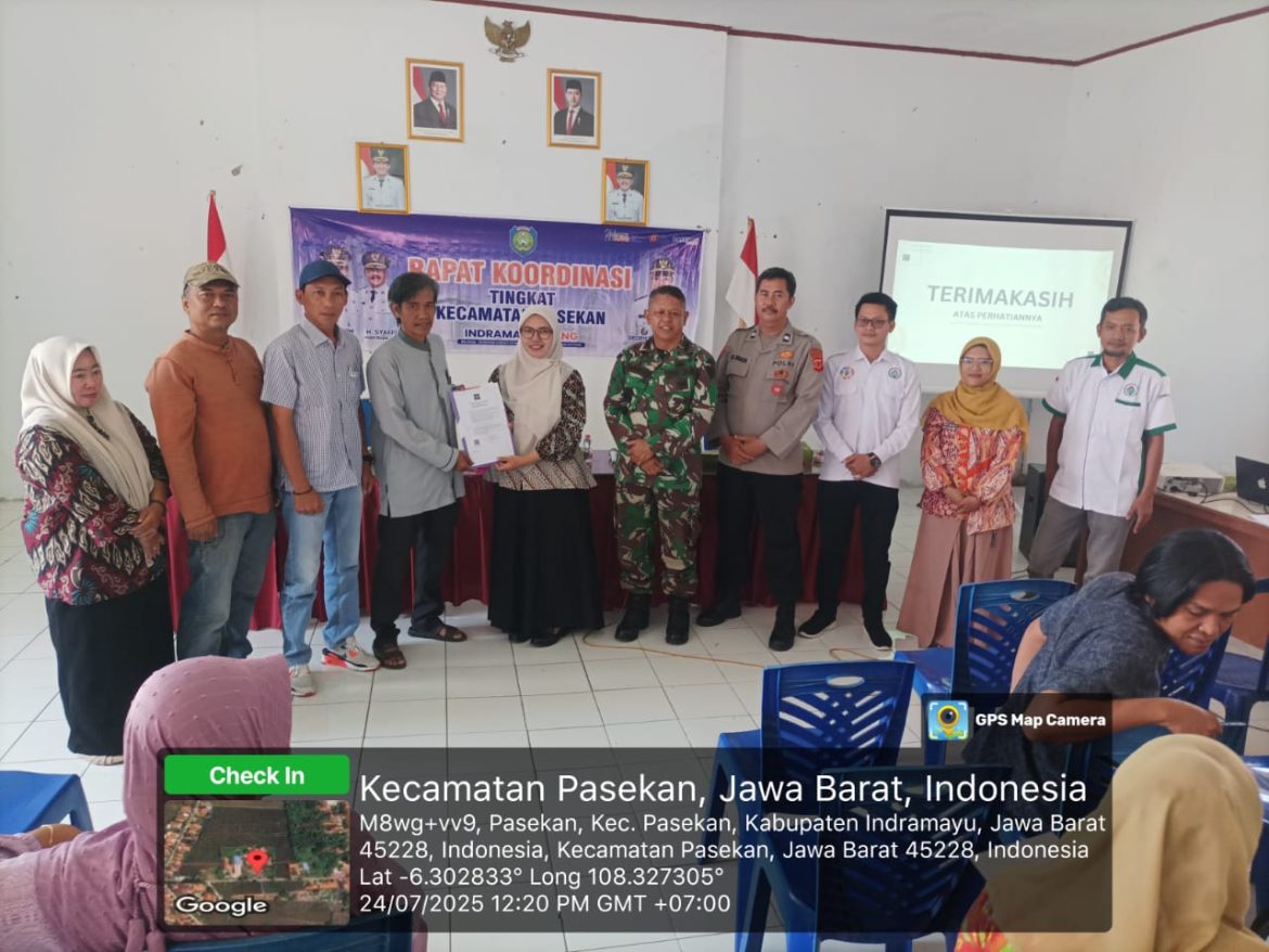 Danramil 1602 Sindang Indramayu Bersama Forkopimcam Melaksanakan Penyerahan Akta dan SK Menteri Hukum Koperasi Desa Merah Putih 