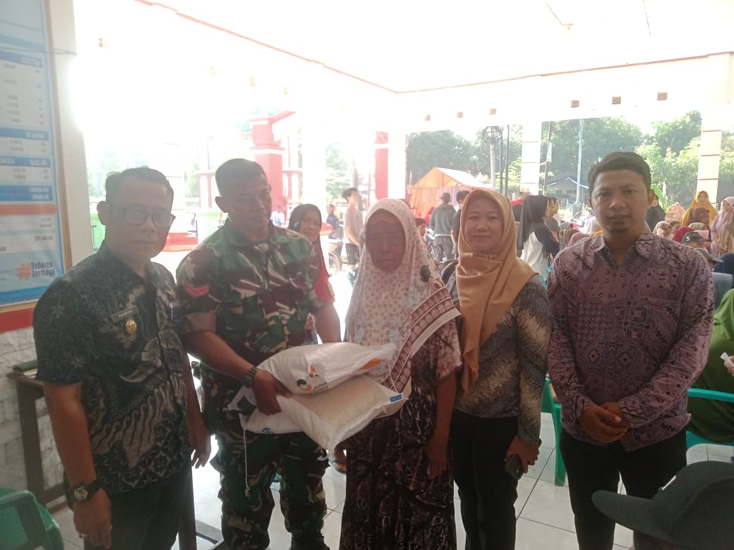 Babinsa Koramil 1601 Indramayu Melakukan Pendampingan Pendistribusian Bantuan Pangan Beras 20 Kg 