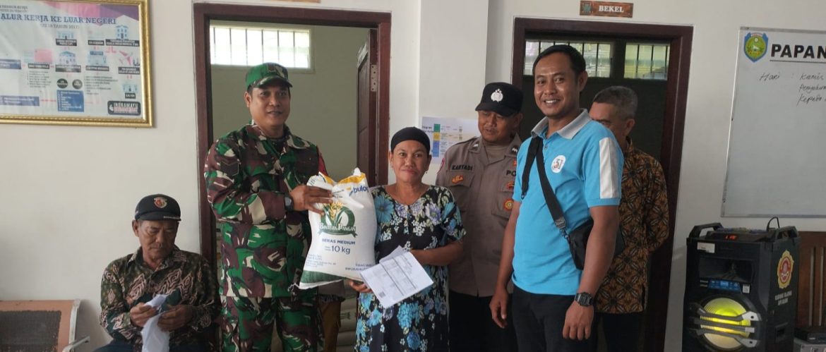 Babinsa Koramil 1601 Indramayu Monitoring Pendistribusian Bantuan Pangan-Cadangan Beras Pemerintah Desa Majakerta 