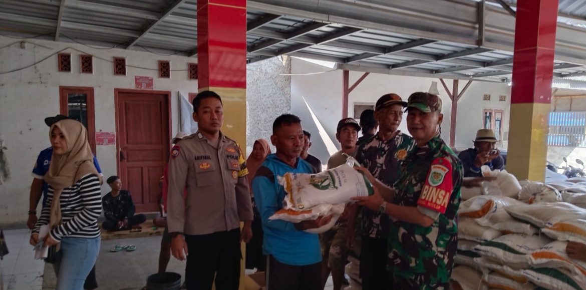 Babinsa Koramil 1611 Losarang Indramayu Monitoring Pendistribusian Bantuan Pangan Cadangan Beras Pemerintah 
