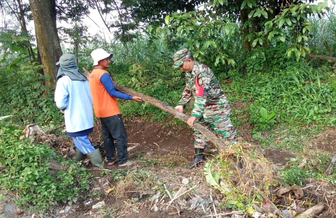 Babinsa Desa Salam Dan Poktan Rukun Makmur Gelar Kerja Bakti Bersihkan Akses Jalan Persawahan Di Dusun Centong