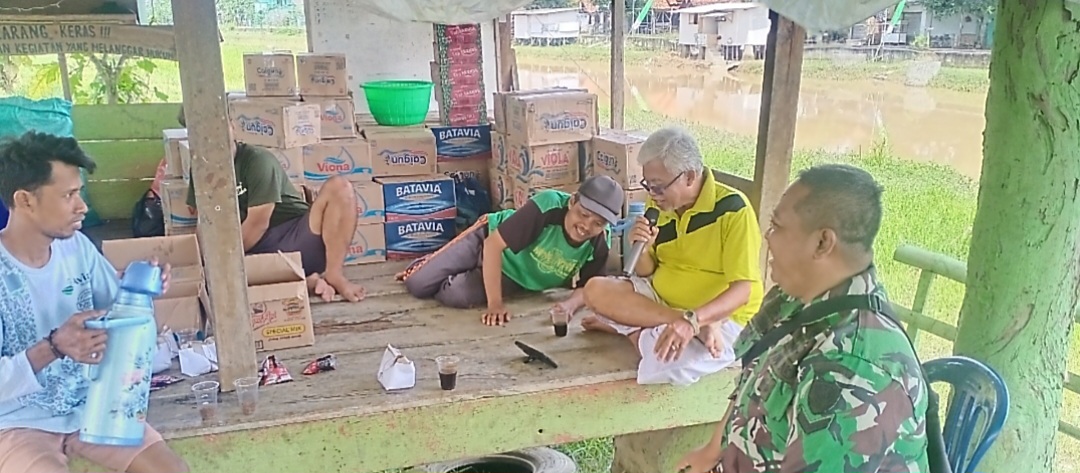 Jalin Keakraban Dengan Masyarakat, Babinsa Koramil 1605 Sukagumiwang Indramayu Melakukan Komsos 