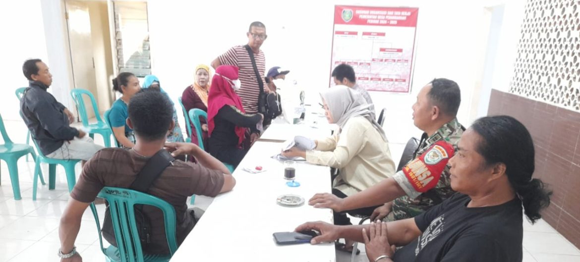 Babinsa Koramil 1601 Indramayu Monitoring Pendistribusian Bantuan Pangan-Cadangan Beras Pemerintah (BP-CBP) Desa Pekandangan  