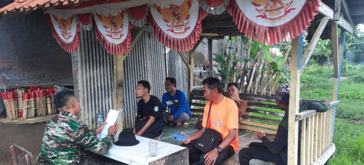 Sertu Juni Anton Anggota Koramil 1604/Jatibarang Indramayu Melakukan Komsos Bersama Warga Masyarakat Desa Jatisawit 