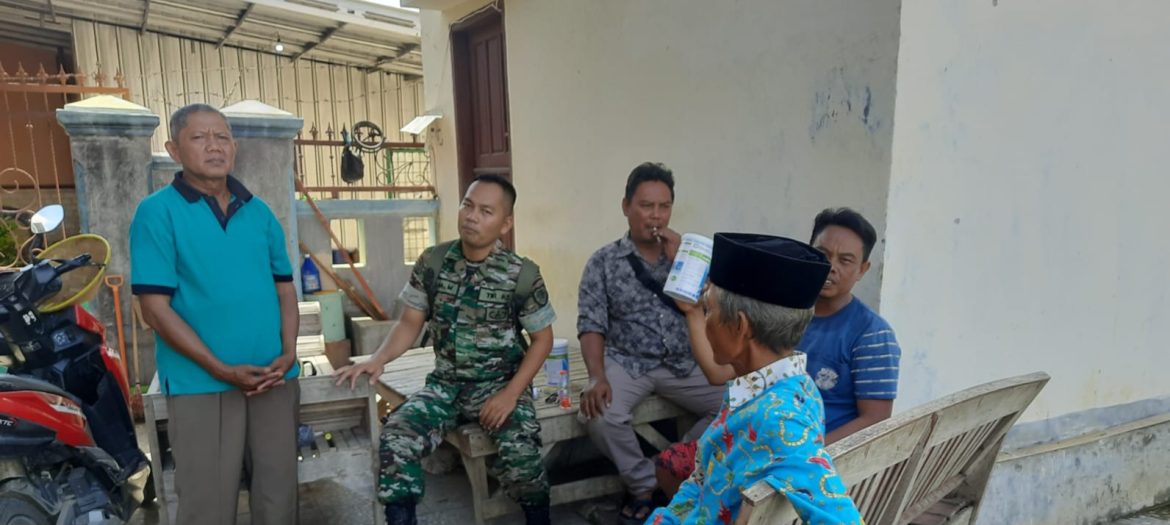 Babinsa Koramil 1608 Karangampel Indramayu Lakukan Komsos Dengan Warga Desa Jayalaksana 