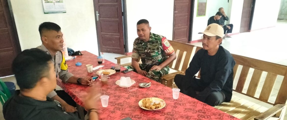 Tingkatkan Silaturahmi, Babinsa Koramil 1609 Juntinyuat Indramayu Monitoring Dengan Babinkamtibmas Desa Sambimaya 