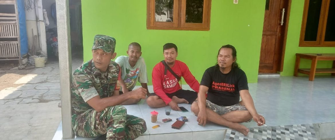 Babinsa Koramil 1603 Lohbener Indramayu Lakukan Komsos Bersama Warga Masyarakat Desa Kiajaran Kulon Blok Rengas 