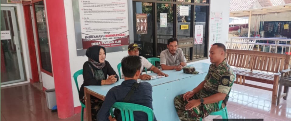Babinsa Koramil 1602 Sindang Indramayu Lakukan Komsos Dengan Kuwu Dan Ketua RT Desa Pabean ilir Pasekan