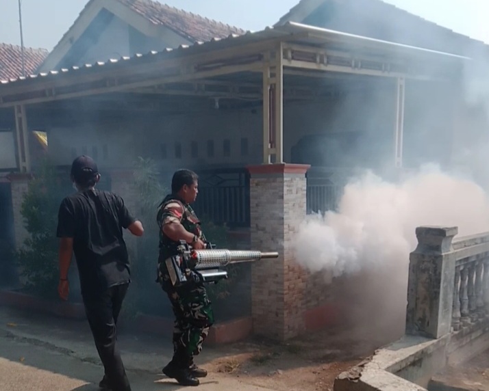 Personil Koramil 1601 Indramayu Bersama Tim Kesehatan Dan Pamongdesa Melaksankan Fogging Pencegahan DBD 