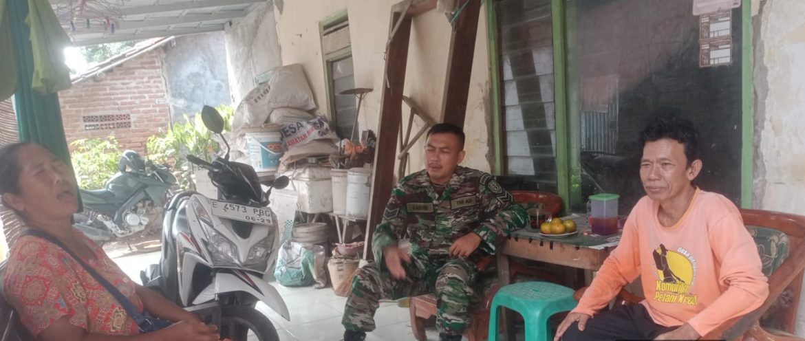 Tingkatkan Silaturahmi Dengan Masyarakat Lingkungan, Babinsa Koramil 1602 Sindang Indramayu Melakukan Komsos