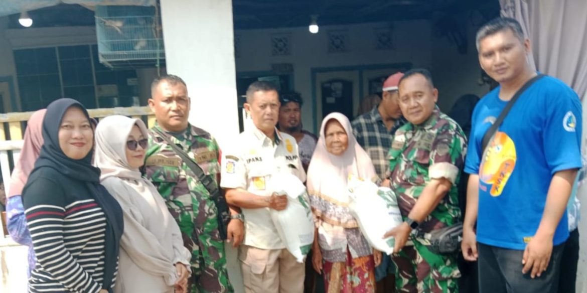 Danramil 1609/Juntinyuat Indramayu Bersama Anggota Melakukan Pendampingan Pendistribusian Bantuan Beras Pemerintah 