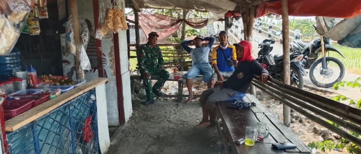 Tingkatkan Kondusifitas Lingkungan, Babinsa Koramil 1611 Losarang Indramayu Lakukan Komsos Bersama Masyarakat Desa Pangkalan 