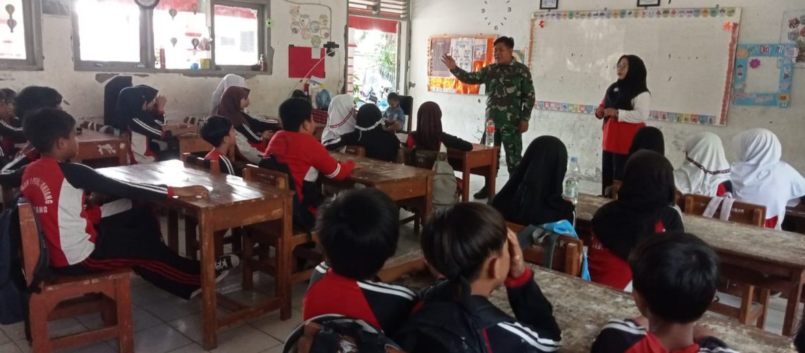 Tingkatkan Kedisiplinan, Babinsa Koramil 1602 Sindang Indramayu Melakukan Bintahwil Kepada Siswa SDN 1 Pasekan 