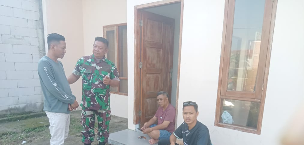 Serka Amani Anggota Koramil 1604/Jatibarang Indramayu Lakukan Komsos Bersama Warga Masyarakat Desa Jatibarang 