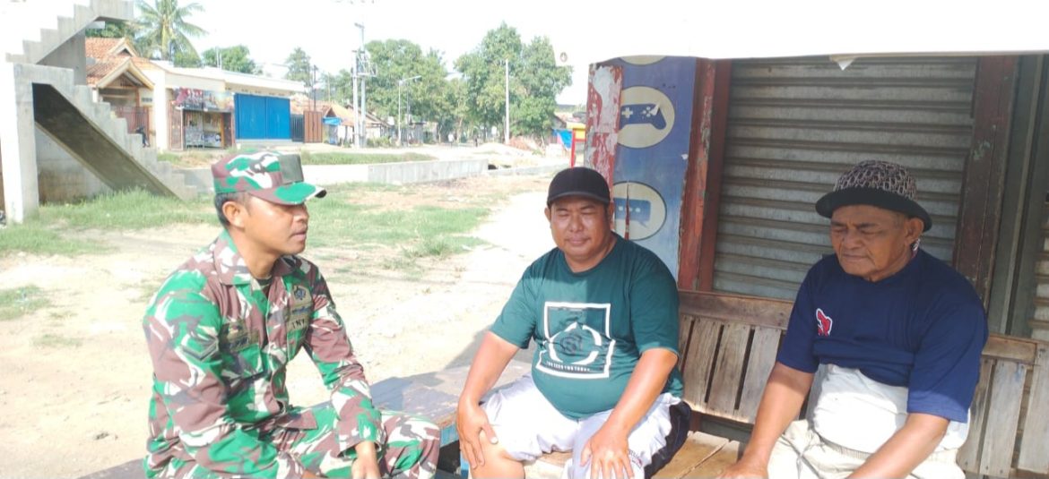 Babinsa Koramil 1603 Lohbener Indramayu Lakukan Komsos Bersama Warga Masyarakat Desa Pamayahan 