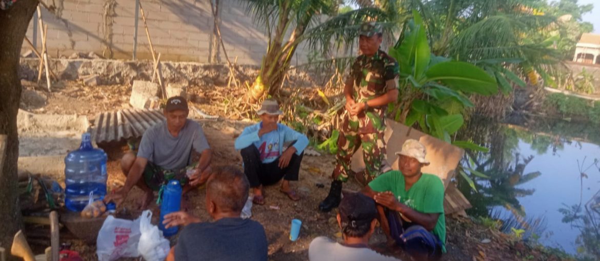 Tingkatkan Silaturahmi, Babinsa Koramil 1605 Sukagumiwang Indramayu Melakukan Komsos Besan Masyarakat 