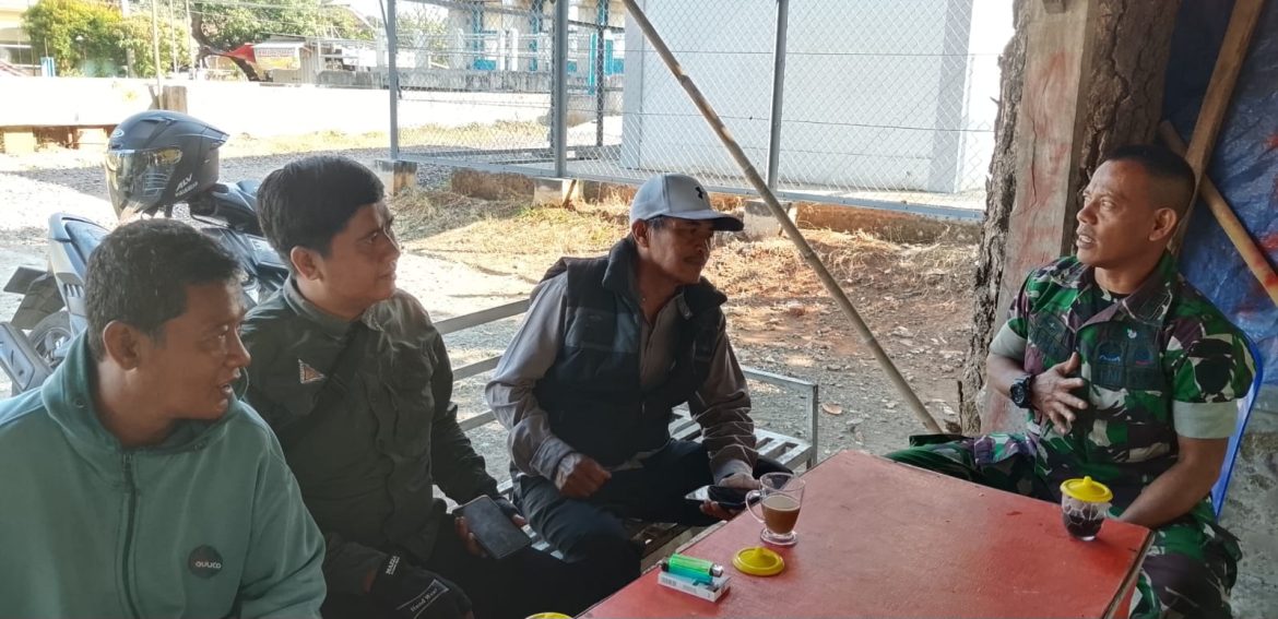 Babinsa Koramil 1603 Lohbener Indramayu Lakukan Komsos Bersama Masyarakat Desa Lohbener