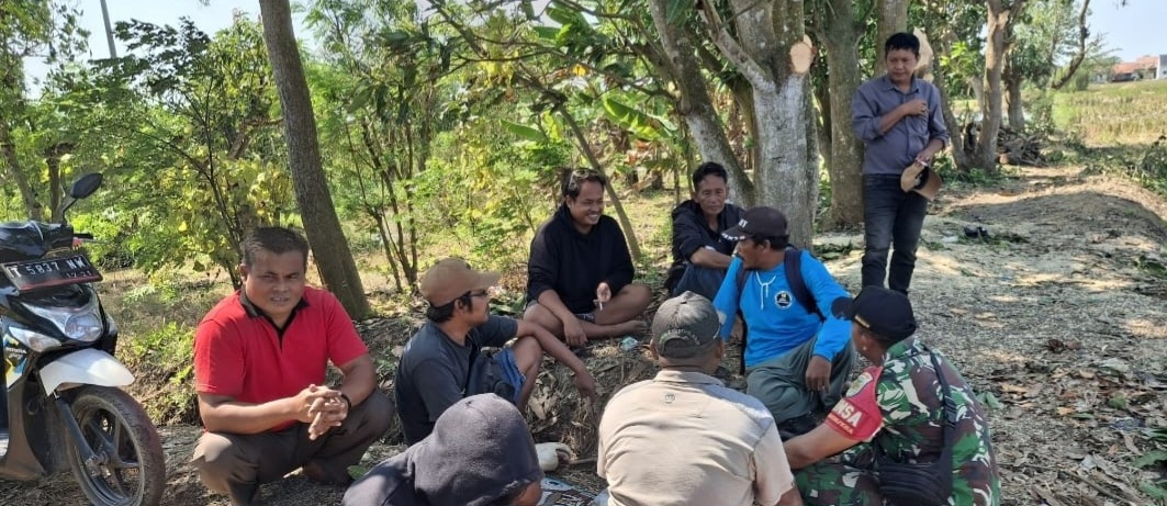 Tingkatkan Kamtibmas, Babinsa Koramil 1608 Karangampel Indramayu Melakukan Komsos Bersama Warga Masyarakat 