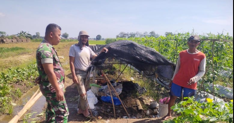 Anggota Koramil 1601/Indramayu Melakukan Komsos Bersama Masyarakat di Wilayah Binaan 