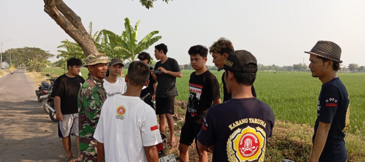 Anggota Koramil 1609 Juntinyuat Indramayu Lakukan Komsos bersama masyarakat dan mahasiswa Desa Pondoh 