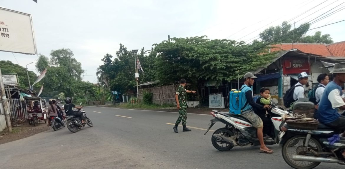 Anggota Koramil 1609 Juntinyuat Indramayu Bantu Masyarakat dan Anak Sekolah Menyebrang Jalan Raya Desa Juntikebon