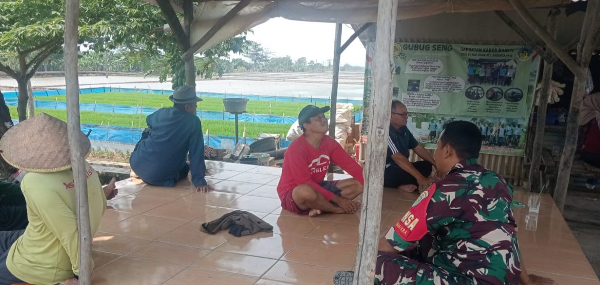 Babinsa Koramil 1608 Karangampel Indramayu Lakukan komsos bersama warga Desa Dukuh Jeruk 