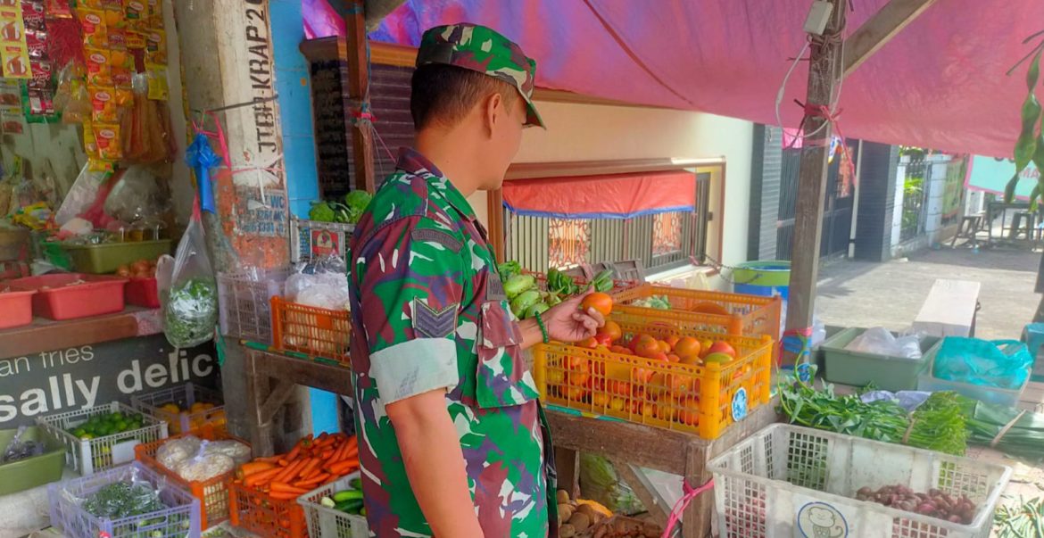 Babinsa Koramil 1608 Karangampel Indramayu Lakukan Monitoring Harga Kebutuhan Pokok di Eilayah Binaan