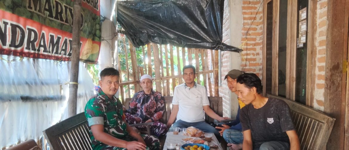 Anggota Koramil 1605 Sukagumiwang Indramayu Lakukan Komsos Bersama Warga di Desa Tersana