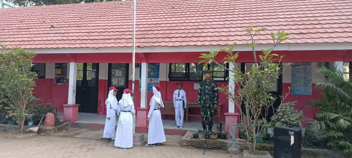 Babinsa Koramil 1602 Sindang Indramayu Hadiri Upacara Bendera di SDN 1 Panyindangan Wetan 