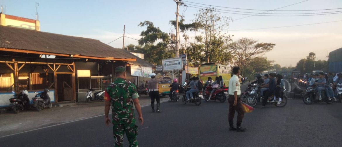 Anggota Koramil 1605 Sukagumiwang Indramayu Melakukan Bantu Menyeberangkan Anak Sekolah di Jl Raya Cadangpinggan