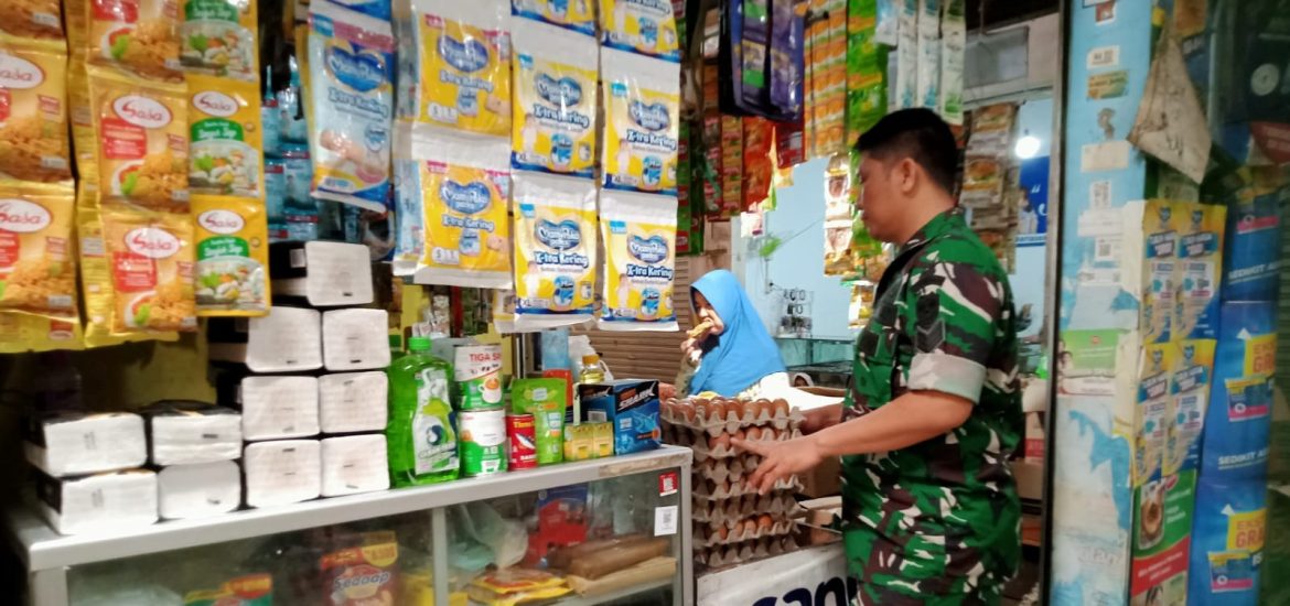 Babinsa Koramil 1605 Sukagumiwang Indramayu monitoring sekaligus pendataan harga bahan pokok diwilayah Binaan