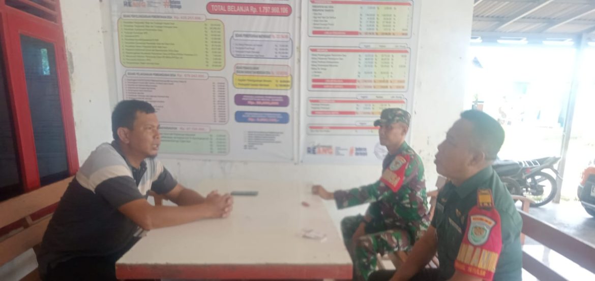 Pastikan Wilayahnya Kondusif, Danramil 1611 Losarang Indramayu Melakukan Komsos Bersama Pemdes Cemara Kulon