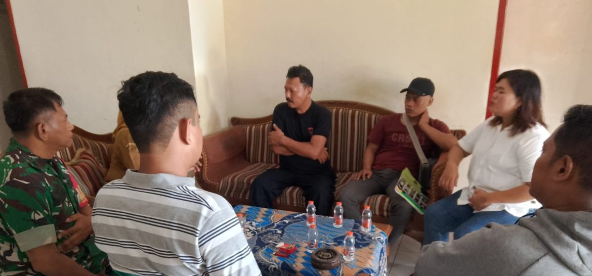 Babinsa Koramil 1608 Karangampel Indramayu Melakukan Komsos Dengan Perangkat Desa Karangampel Kidul 