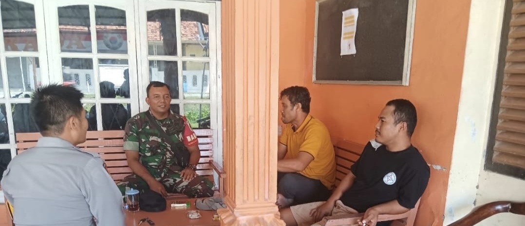 Anggota Koramil 1608 Karangampel Indramayu Lakukan Komsos Bersama warga  