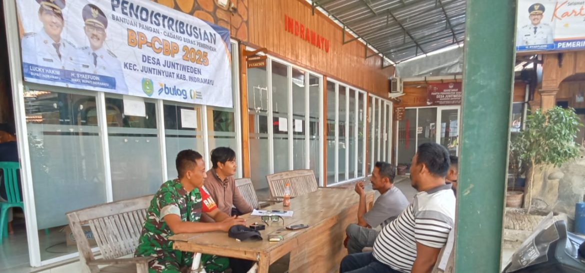 Babinsa Koramil 1609 Juntinyuat Indramayu Lakukan Komsos Bersama Masyarakat dan Pamong Desa Juntiweden