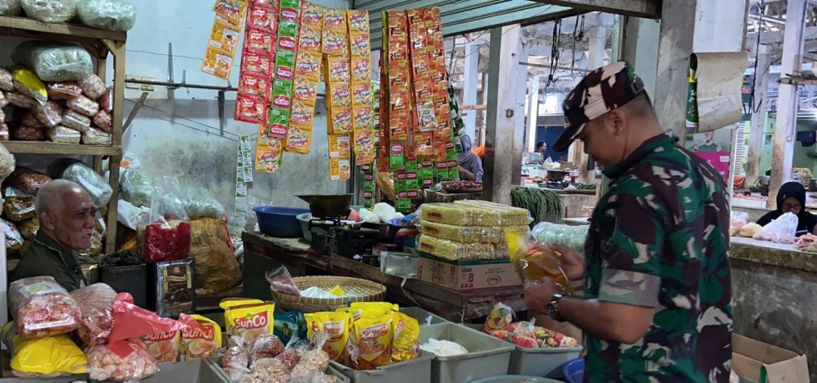 Babinsa Koramil 1605 Sukagumiwang Indramayu Lakukan Monitoring Sekaligus pendataan harga bahan pokok 