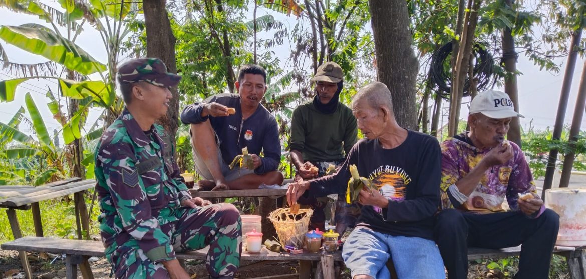 Babinsa Koramil 1611 Losarang Indramayu Melakukan Komsos Di Desa Pegagan Blok Cilogog Kulon  