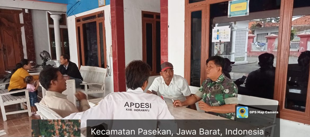 Babinsa Koramil 1602 Sindang Indramayu Lakukan Komsos Bersama Pamongdesa Pasekan dan Anggota BPD 