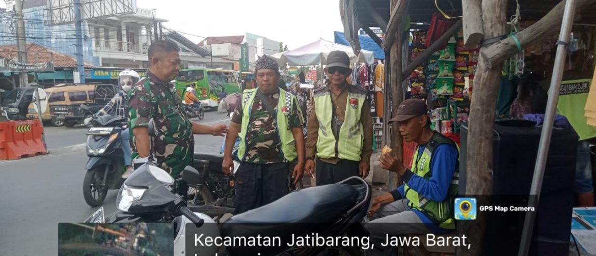 Serka Amani Anggota Koramil 1604/Jatibarang Indramayu Melakukan Komsos Bersama Masyarakat Desa Jatibarang 